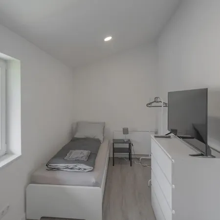 Work&sleep Moderne In Schwenningen - Einzelbetten, Tv, Bettwaesche & Handtuecher, Wlan Apartman Villingen-Schwenningen